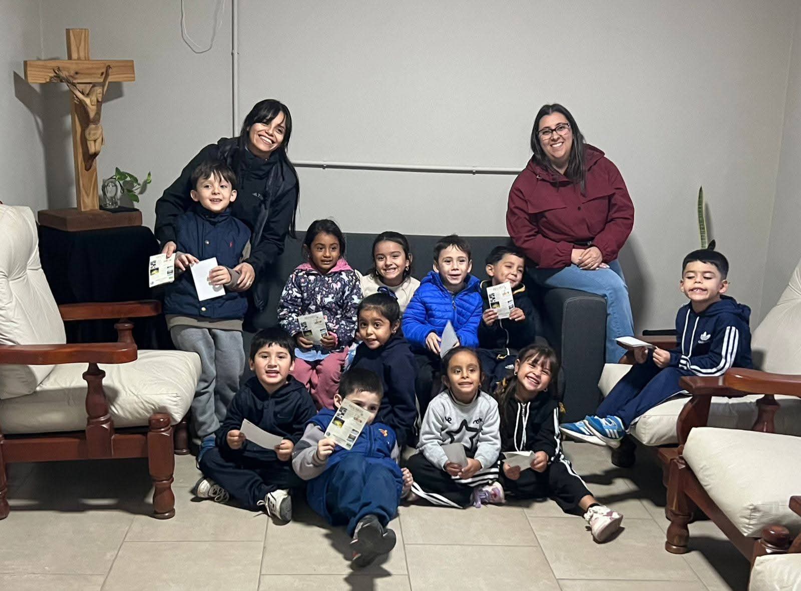 En la jornada del jueves alumnos de la sala “Pinturitas”, del JIN de la Escuela 79 junto a sus familias fueron recibidos en la Oficina de información turística, en el marco del proyecto educativo “El camino de cabrito viajero”, que promueve el c